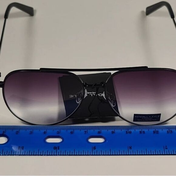Kendall & Kylie Jett Aviator Sunglasses- Black Frame/ Smoke Gradient Lens main image 12